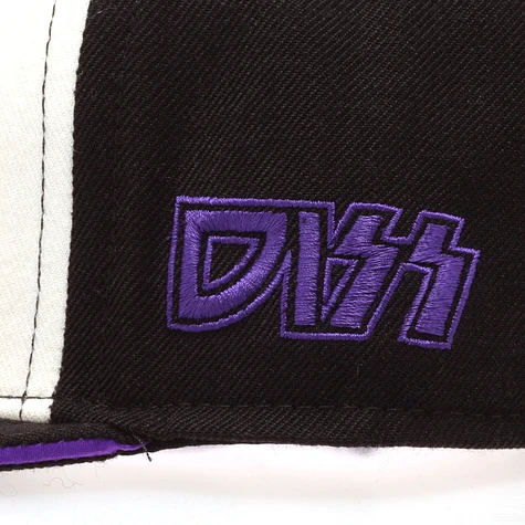 Dissizit! - Alive fitted hat type 1