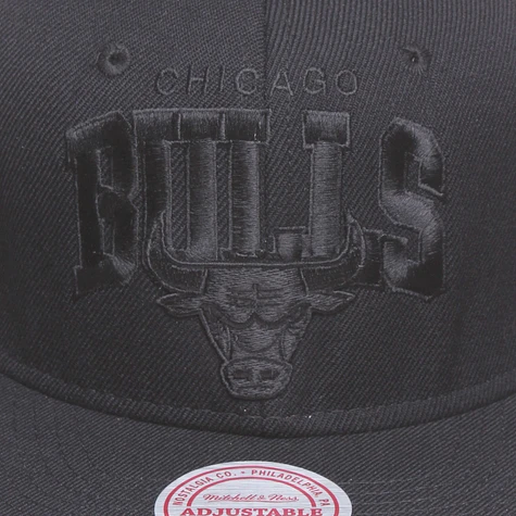 Mitchell & Ness - Chicago Bulls NBA Arch Black On Black Snapback Cap