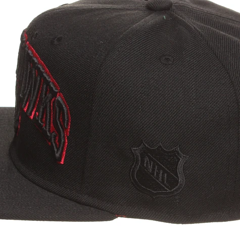 Mitchell & Ness - Chicago Blackhawks NHL Black Team Arch Snapback Cap