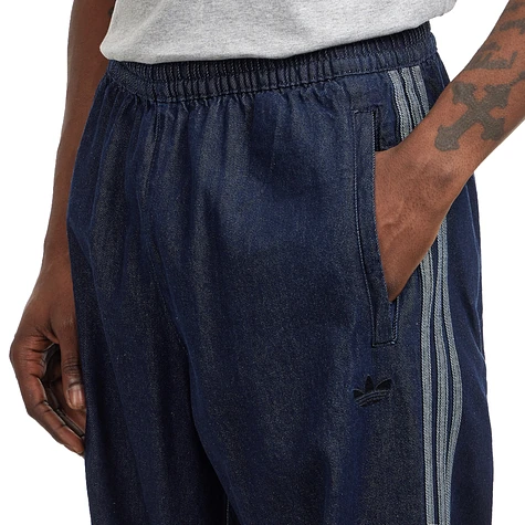 メンズパンツ【ADIDAS】Adicolor Loose Track Pants Denim Stone adidas Adicolor Loose Trackpant Denim Stone - Blue | Free
