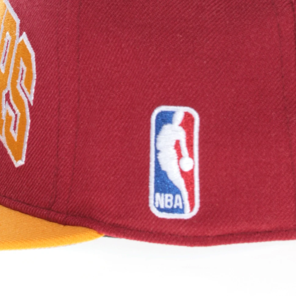 Mitchell & Ness - Cleveland Cavaliers NBA Logo 2 Tone Snapback Cap