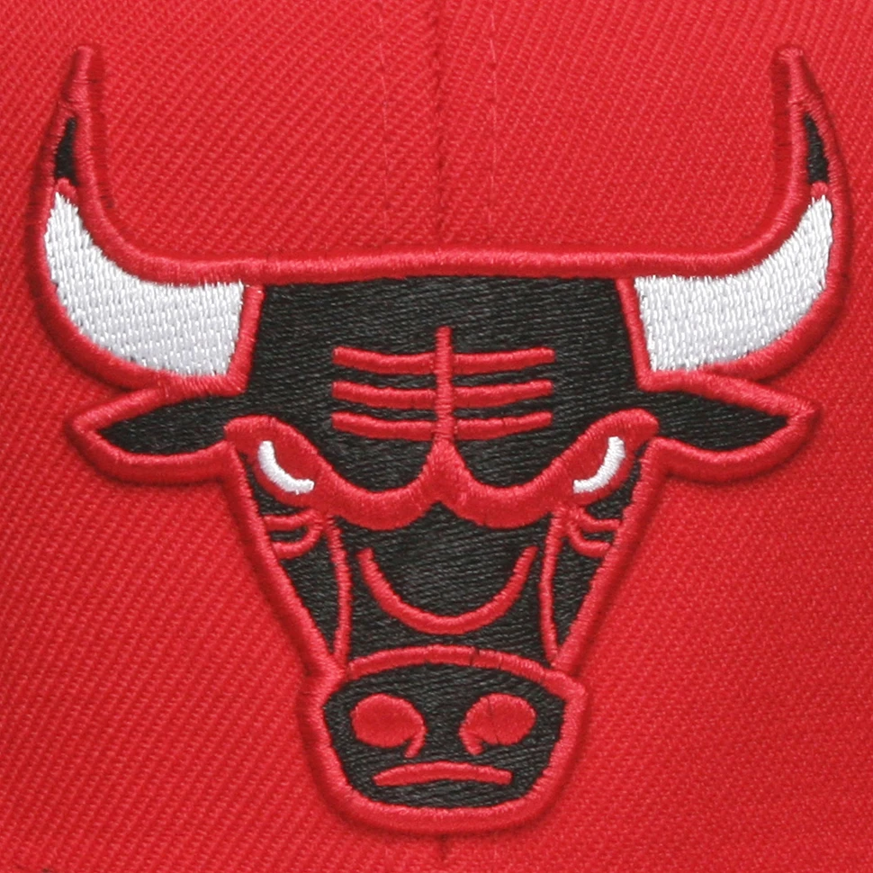 Mitchell & Ness - Chicago Bulls NBA Logo Snapback Cap