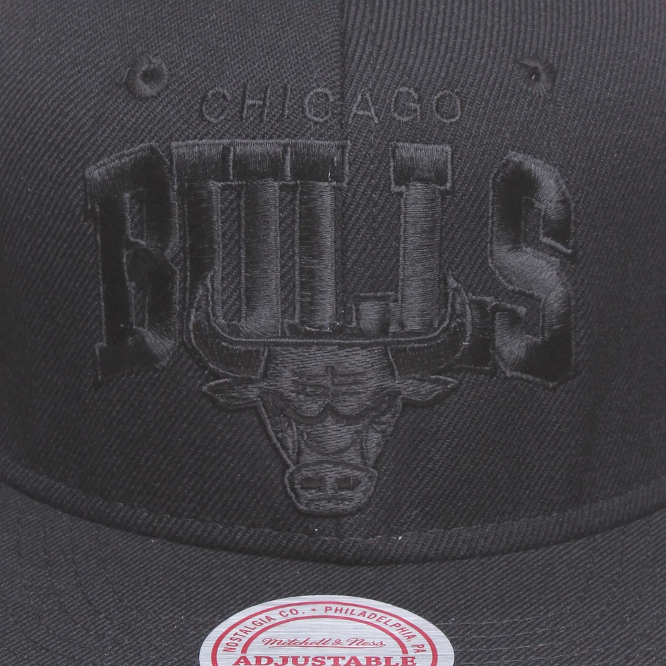 Mitchell & Ness - Chicago Bulls NBA Arch Black On Black Snapback Cap