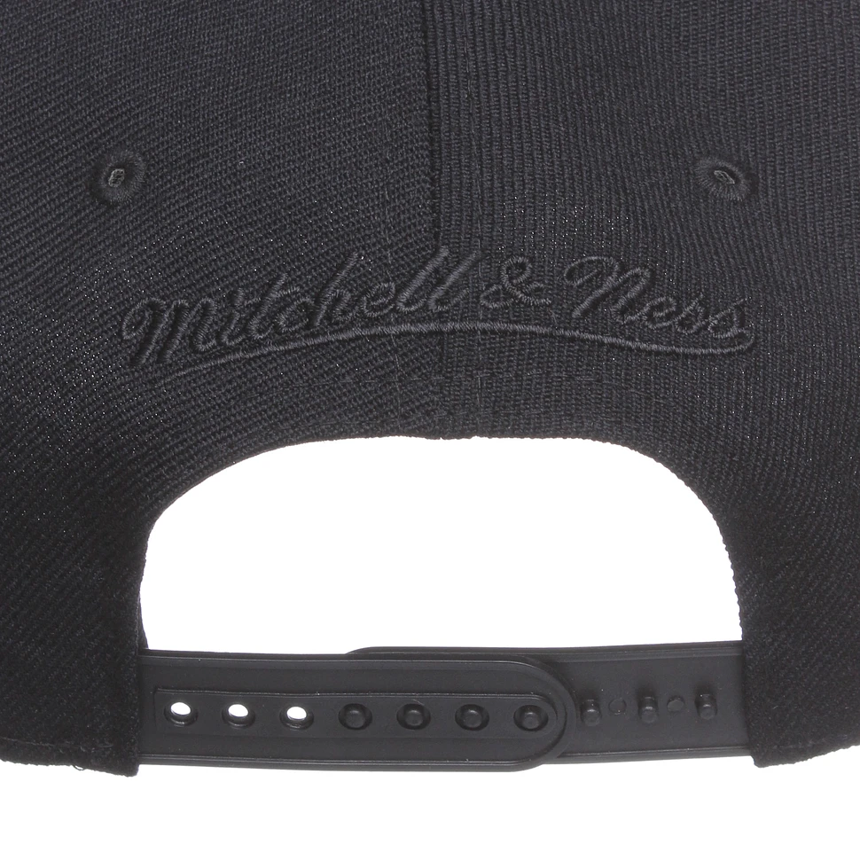 Mitchell & Ness - Chicago Bulls NBA Arch Black On Black Snapback Cap