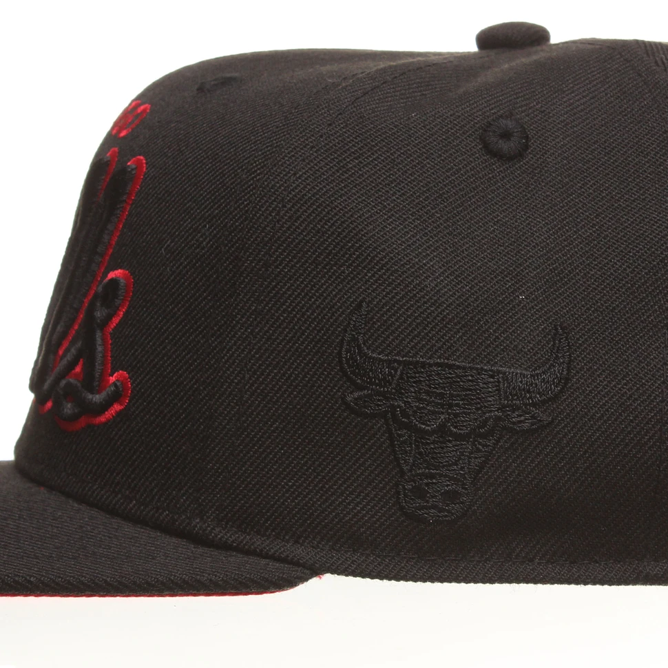 Mitchell & Ness - Chicago Bulls NBA Blacked Out Script Snapback Cap