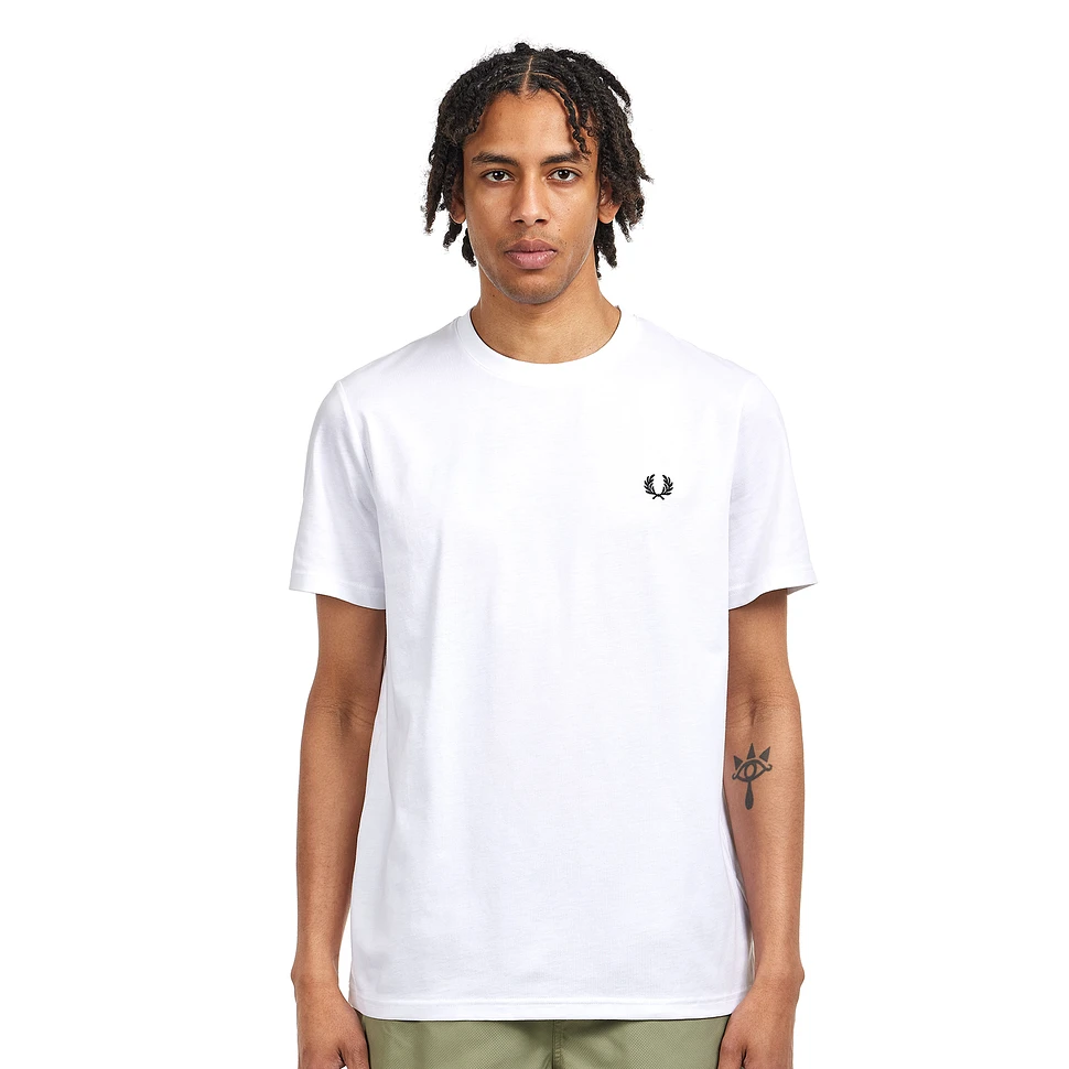 FRED PERRY◆Rear Powder ホワイトローレルTシャツ 関税送料込 Fred Perry Rear Powder Laurel White Graphic T-Shirt | EQVVS