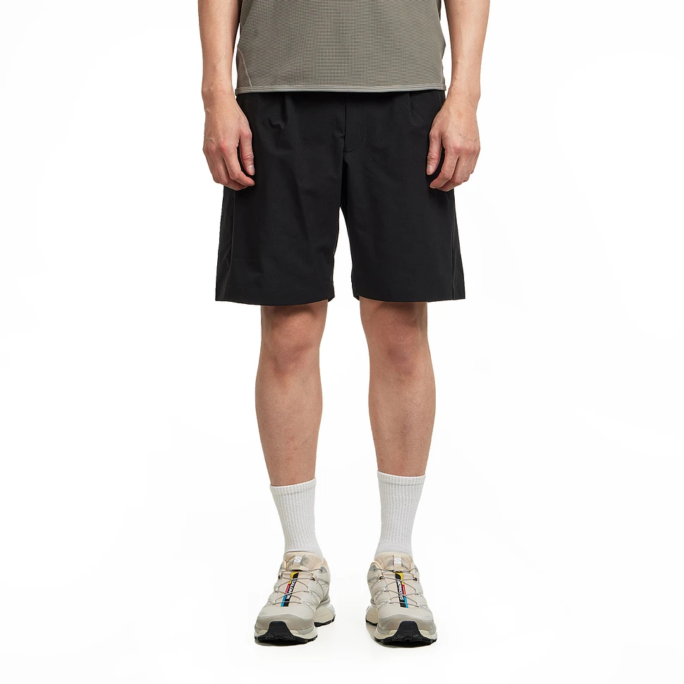 Goldwin - One Tuck Light Stretch Shorts (Black) | HHV